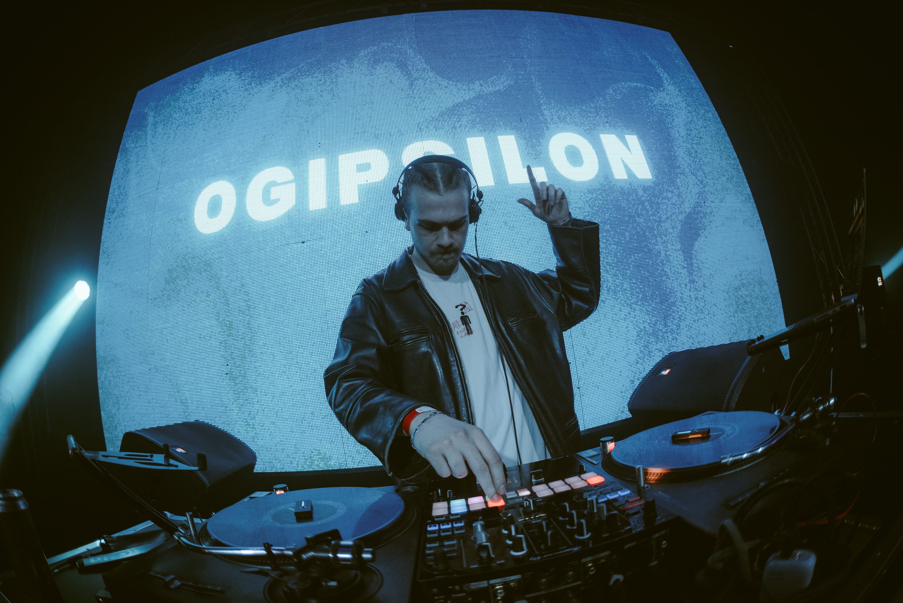 OGIPSILON — насловна фотографија